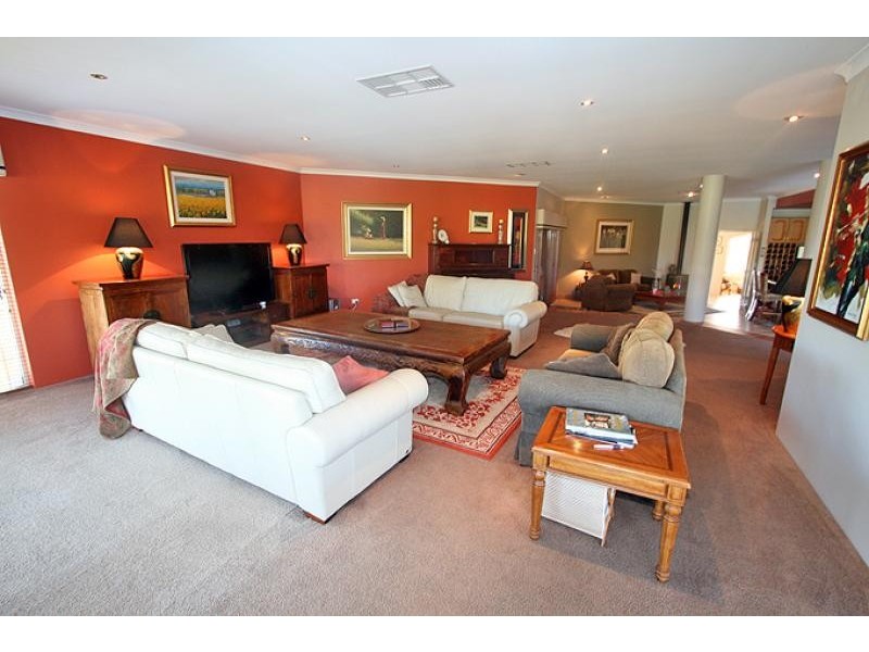 17 Fairborn Retreat, Meadow Springs WA 6210