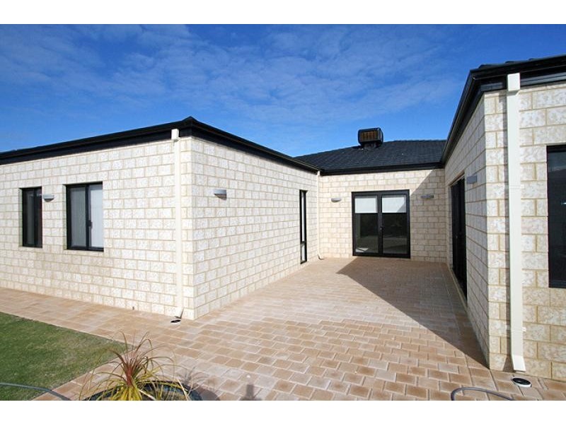5 Buttercup Parkway, Halls Head WA 6210