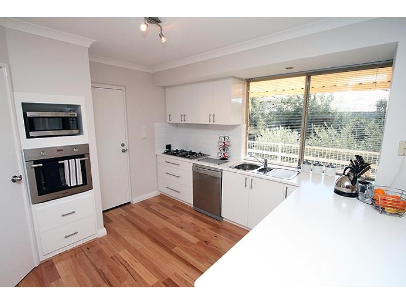 7 Noosa Court, Halls Head WA 6210