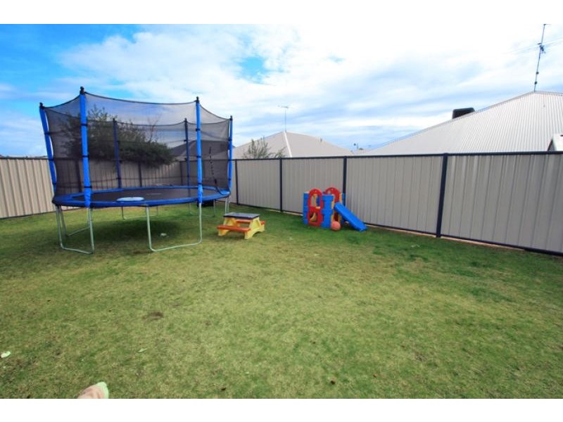 7 Sandbridge Way, Meadow Springs WA 6210