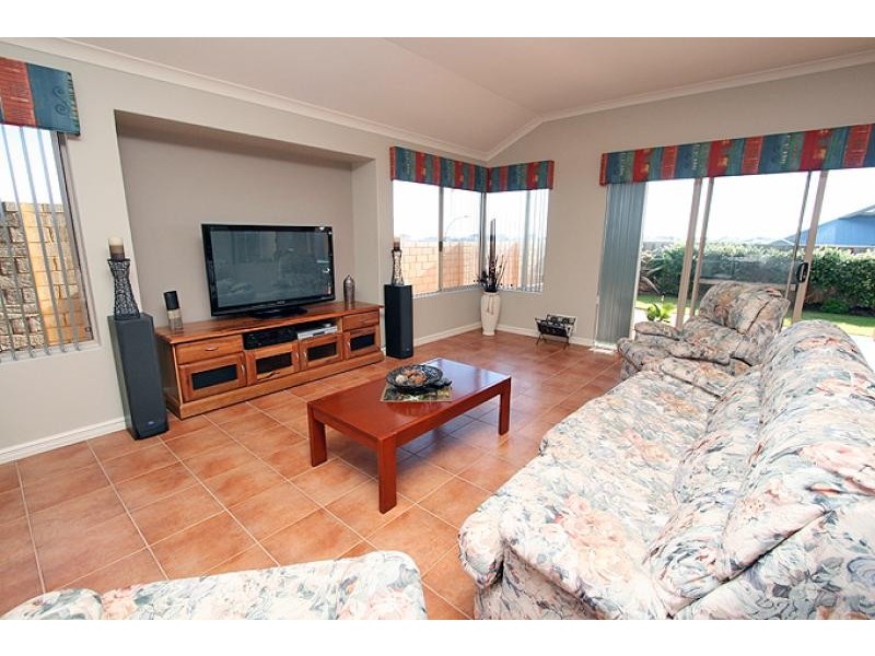 28 Hibbertia Follow, Halls Head WA 6210