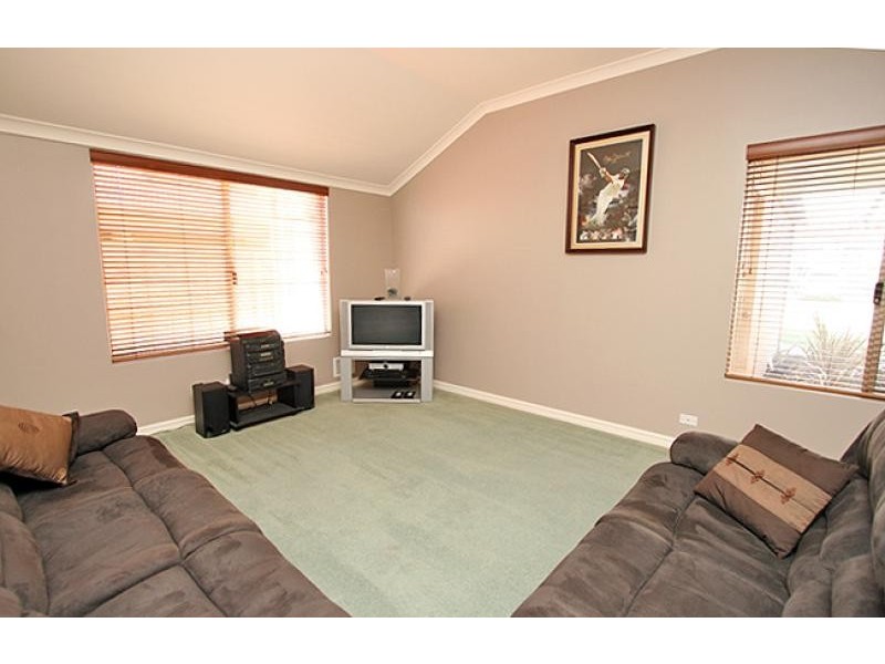 28 Hibbertia Follow, Halls Head WA 6210