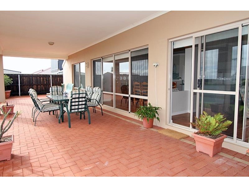 28 Hibbertia Follow, Halls Head WA 6210