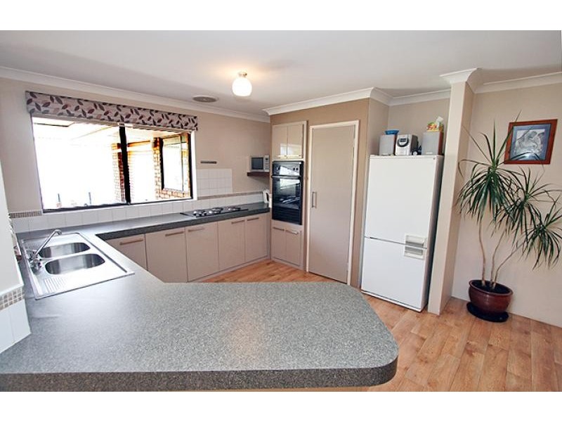 12 Oakdale Close, Halls Head WA 6210