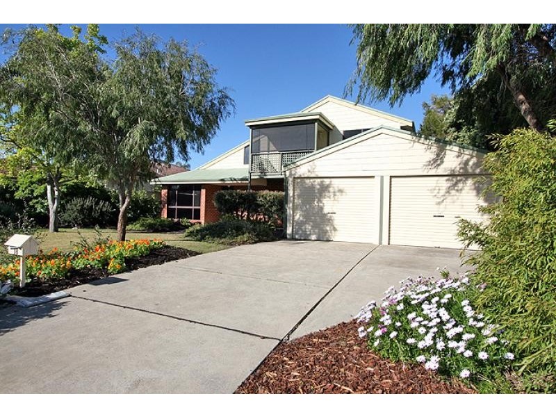 18 Mahogany Drive, Halls Head WA 6210