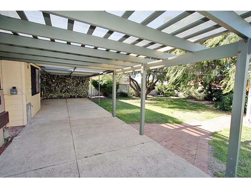 18 Mahogany Drive, Halls Head WA 6210