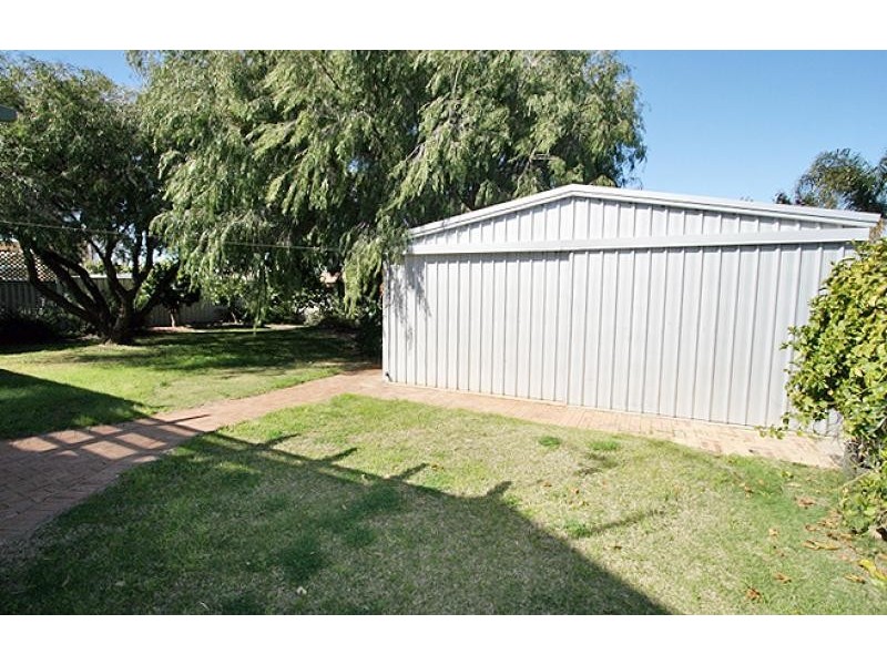 18 Mahogany Drive, Halls Head WA 6210