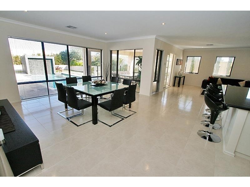 4 Guillardon Terrace, Madora Bay WA 6210