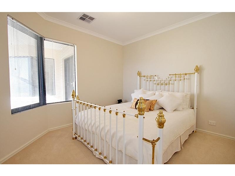 4 Guillardon Terrace, Madora Bay WA 6210