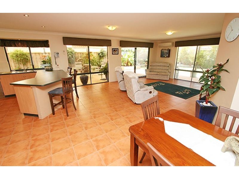 16 Glenelg Way, Meadow Springs WA 6210