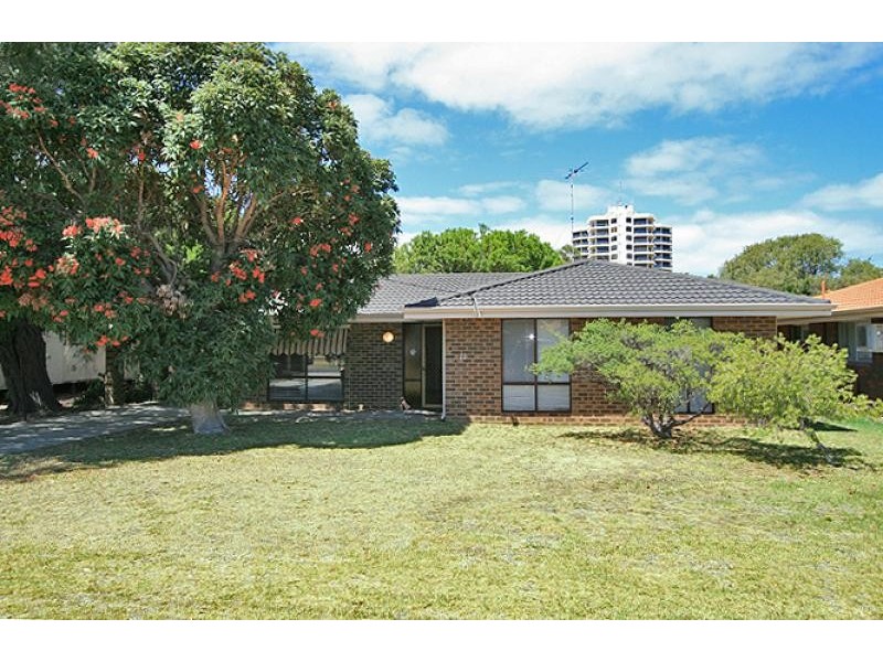 11 Gallop Street, Halls Head WA 6210