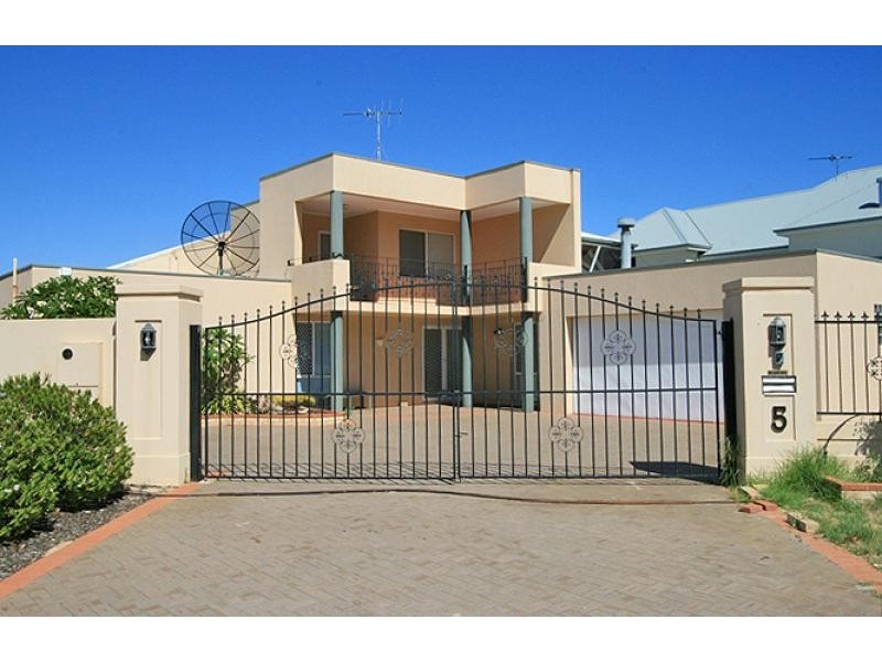 5 Baruna Court, Halls Head WA 6210