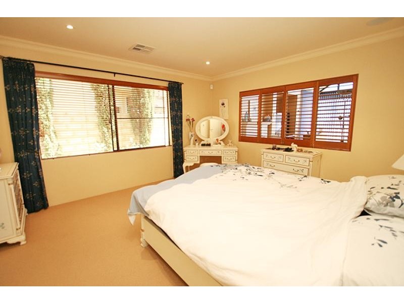 4 Starfire Close, Halls Head WA 6210