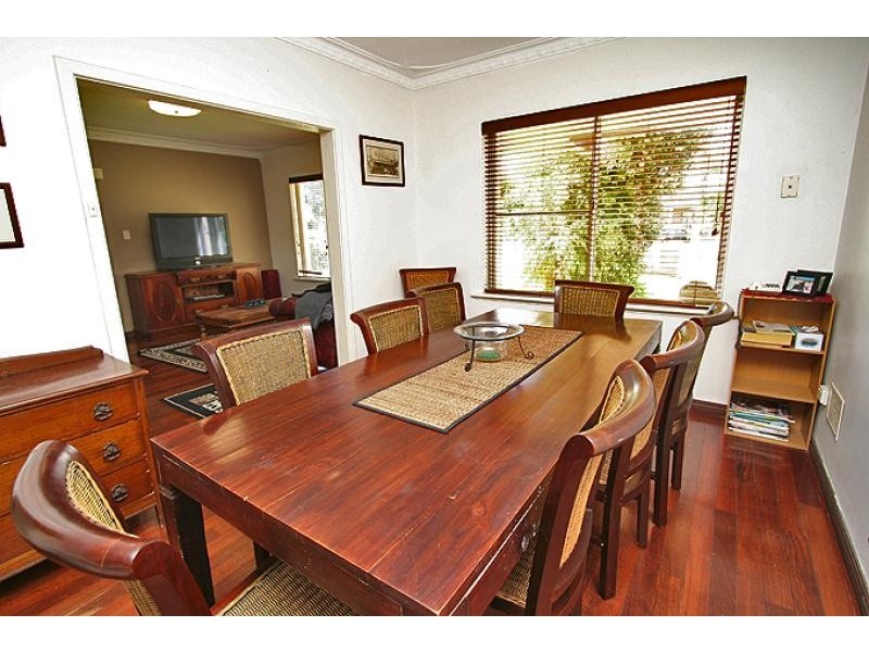 4 Leigh Street, Dudley Park WA 6210