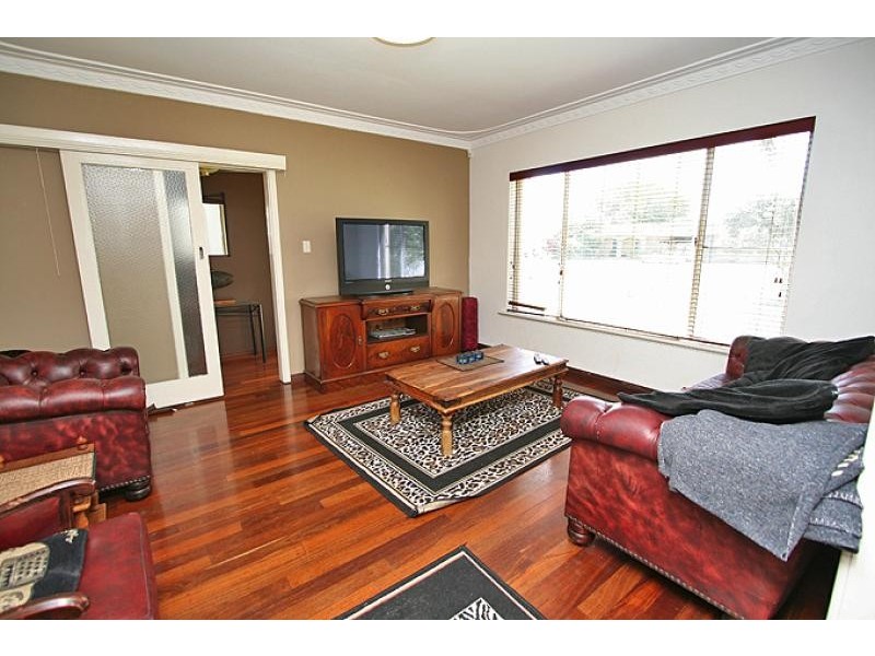 4 Leigh Street, Dudley Park WA 6210