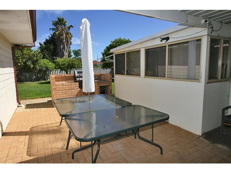 4 Leigh Street, Dudley Park WA 6210