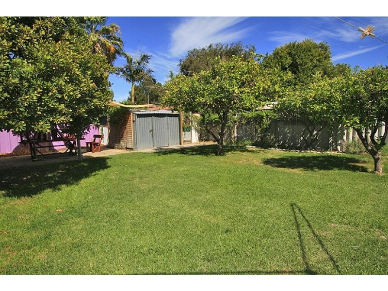 4 Leigh Street, Dudley Park WA 6210