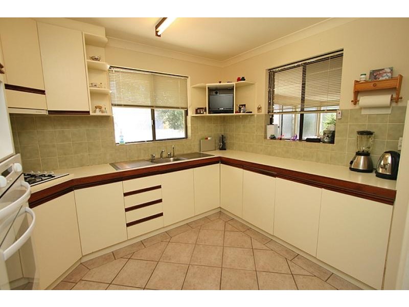 7 Valley Road, Halls Head WA 6210