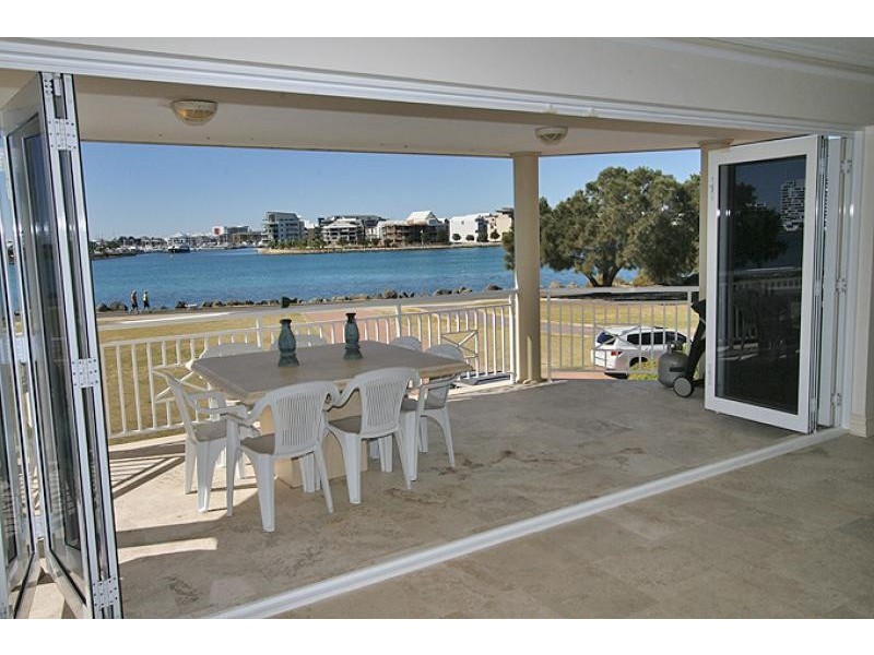 52 Fairbridge Road, Halls Head WA 6210