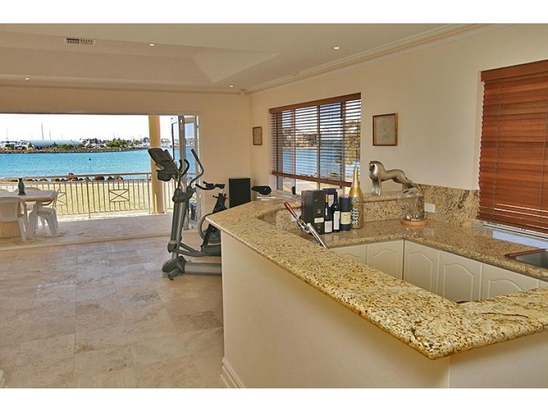 52 Fairbridge Road, Halls Head WA 6210