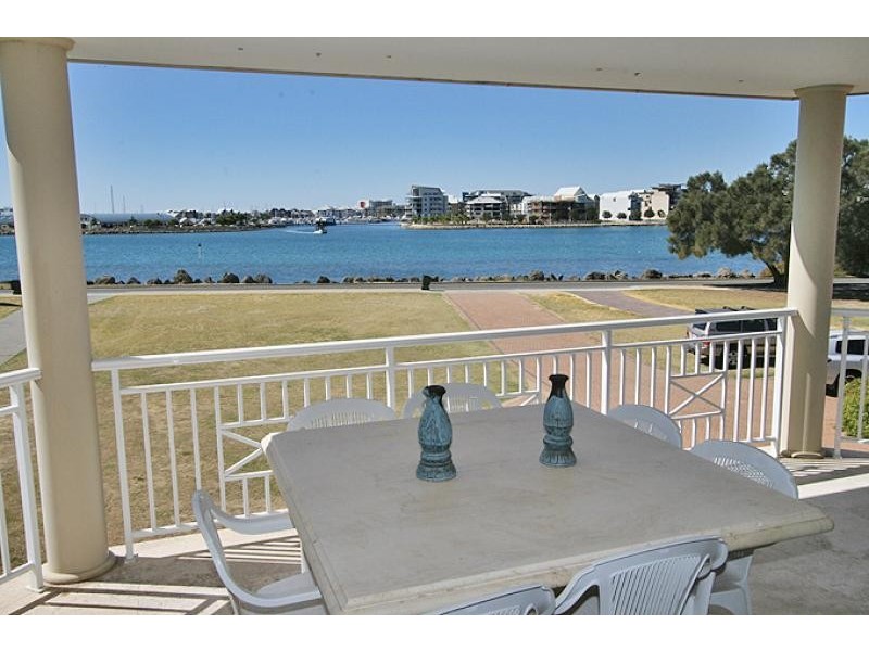 52 Fairbridge Road, Halls Head WA 6210