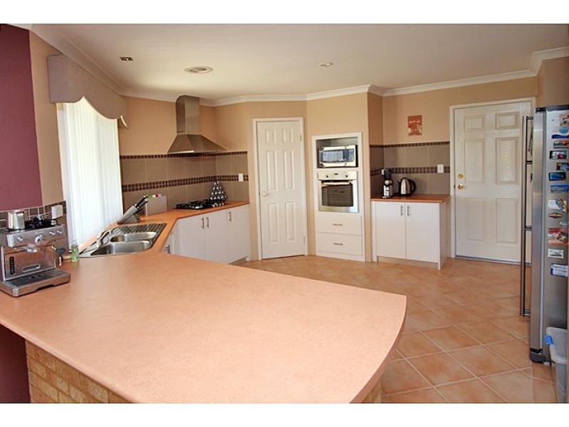 170 Peelwood Parade, Halls Head WA 6210