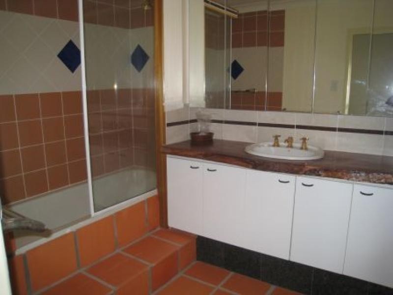 17 Crest Avenue, Boyne Island QLD 4680