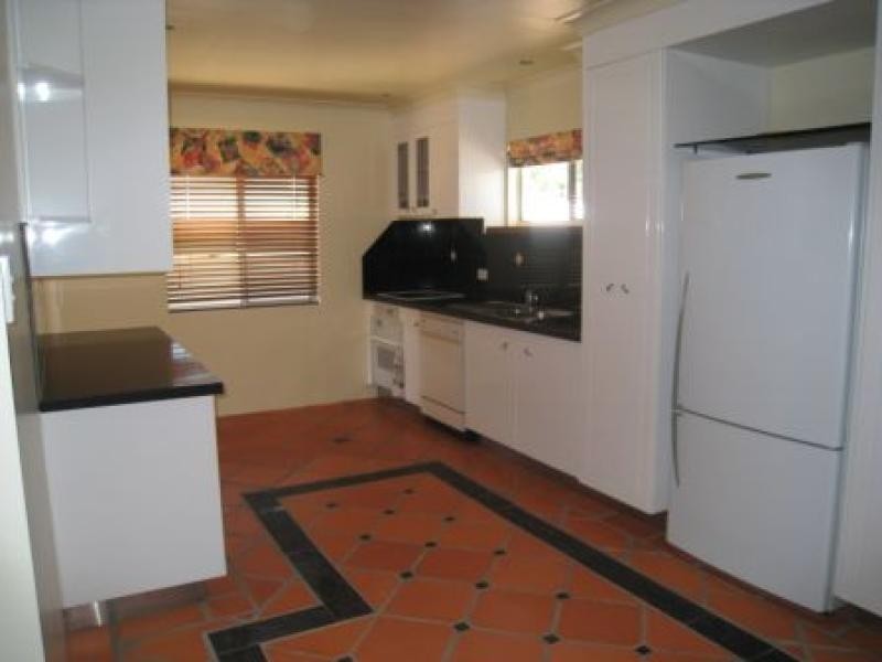 17 Crest Avenue, Boyne Island QLD 4680