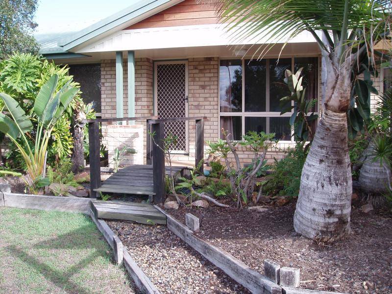37 CURTIS AVENUE, Boyne Island QLD 4680