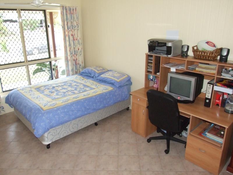 23 Curtis Ave, Boyne Island QLD 4680