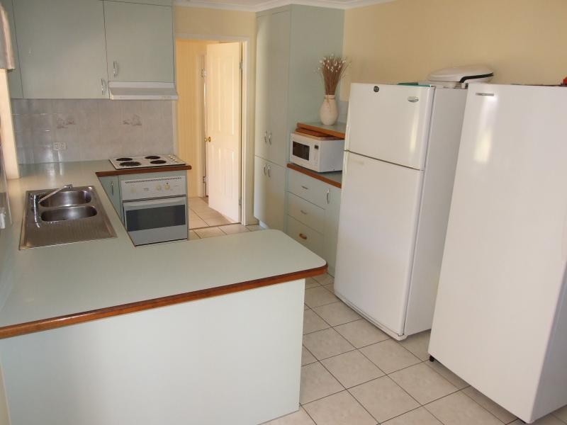 23 CURTIS AVE, Boyne Island QLD 4680