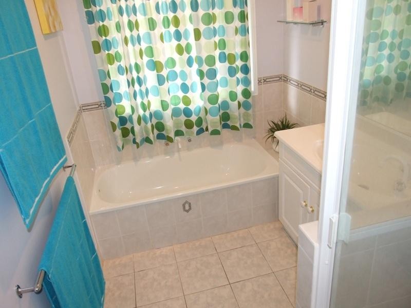 26 Curtis Ave, Boyne Island QLD 4680