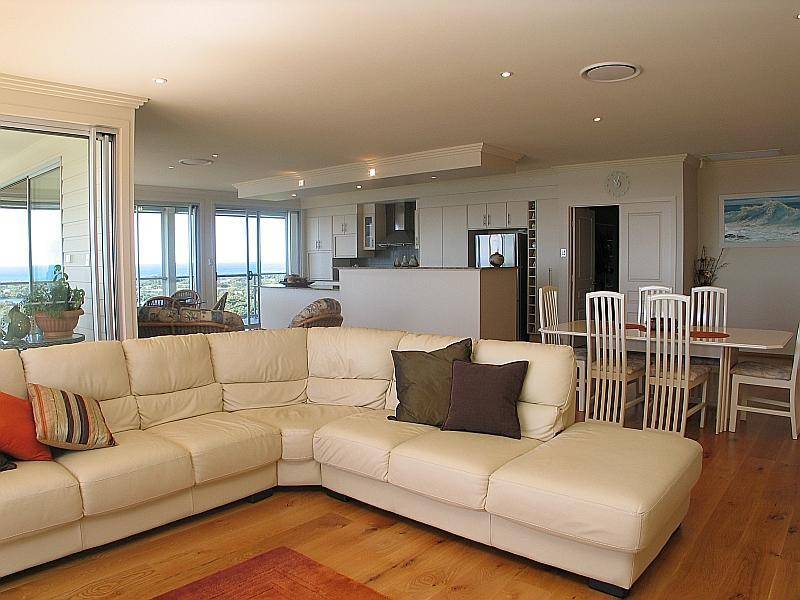 10 WALTER CRESCENT, Banora Point NSW 2486
