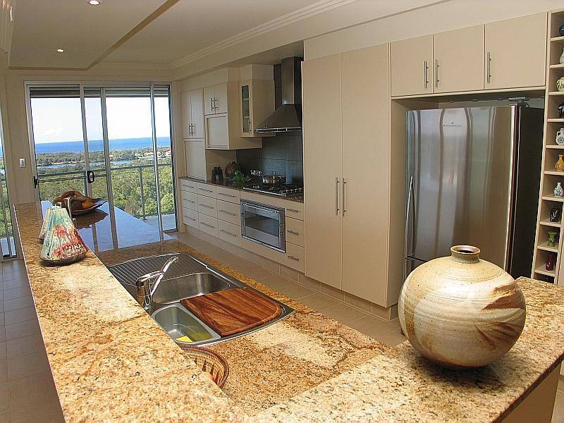 10 WALTER CRESCENT, Banora Point NSW 2486