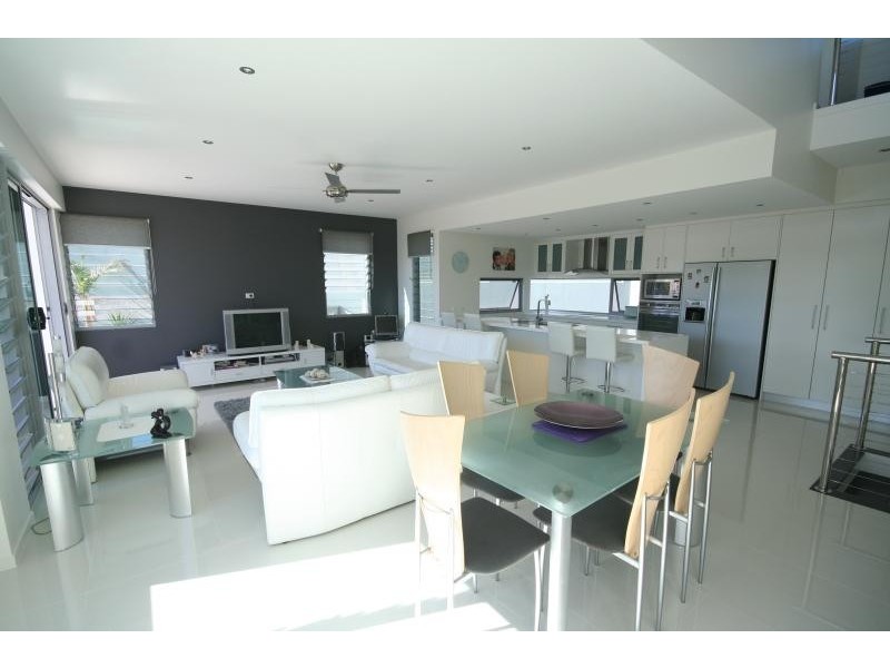 2/80 Stapylton Street, Coolangatta QLD 4225