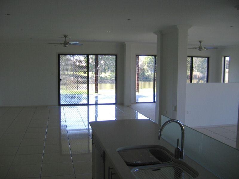 6 HARRISON CCT, Urangan QLD 4655