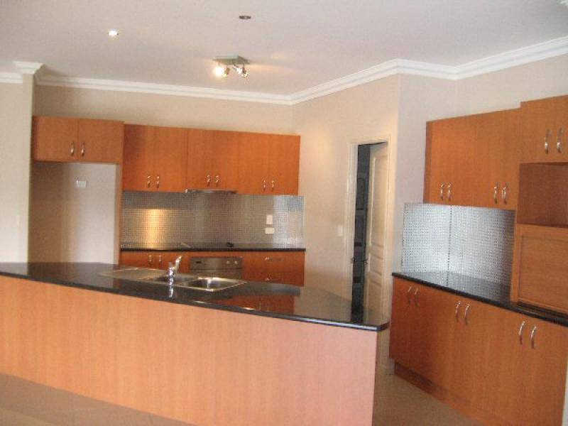 12 BANKS COURT, Torquay QLD 4655