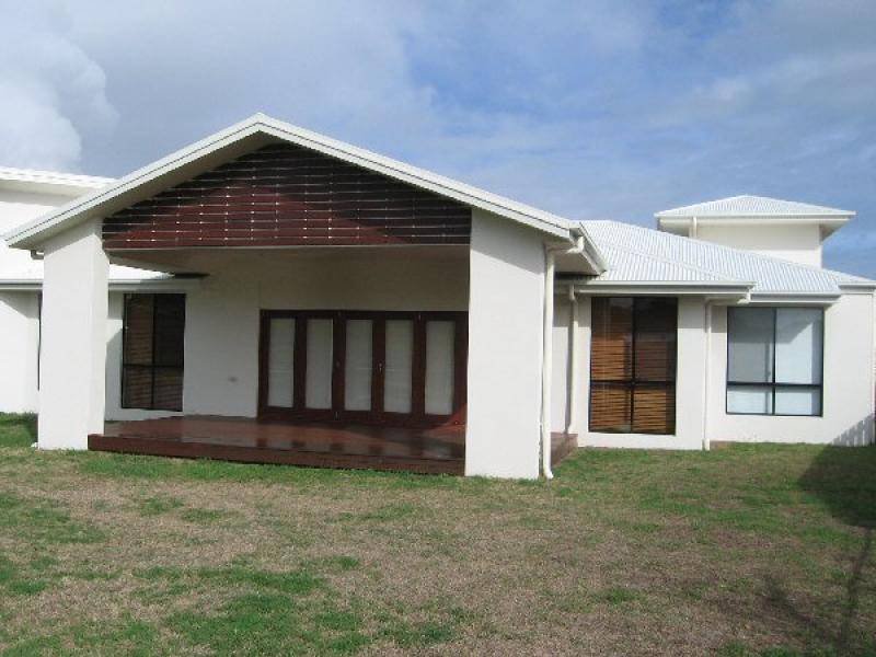 12 BANKS COURT, Torquay QLD 4655