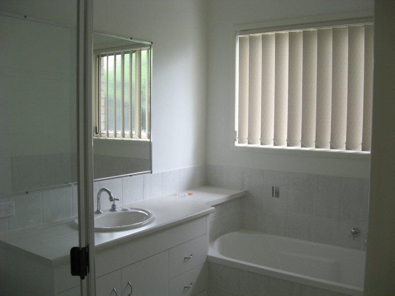 13 BARRY STREET, Torquay QLD 4655