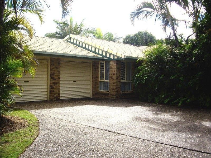 11 Hood Street, Urangan QLD 4655
