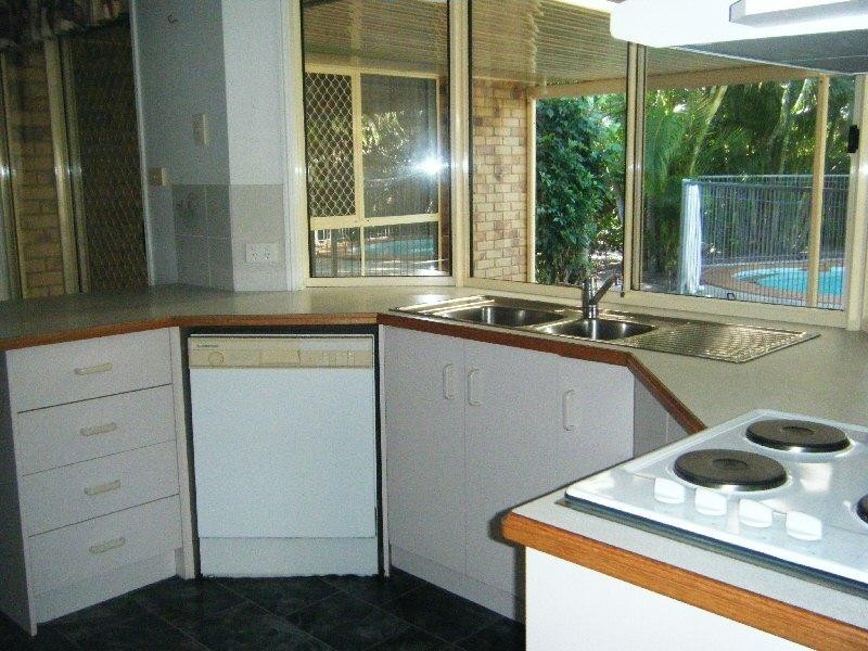 11 Hood Street, Urangan QLD 4655