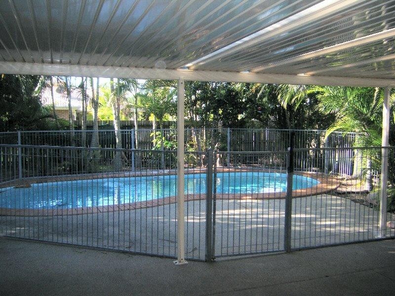 11 Hood Street, Urangan QLD 4655