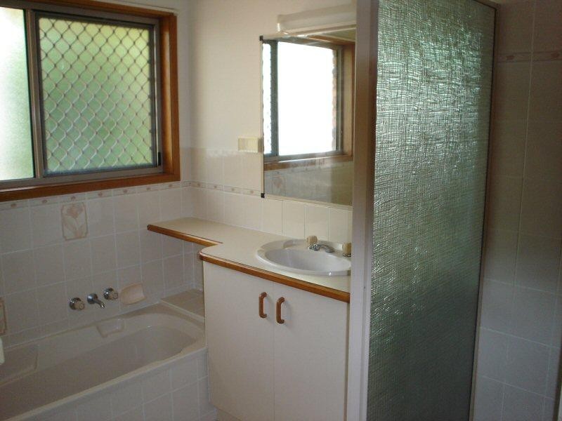 8 Vanda Street, Urangan QLD 4655