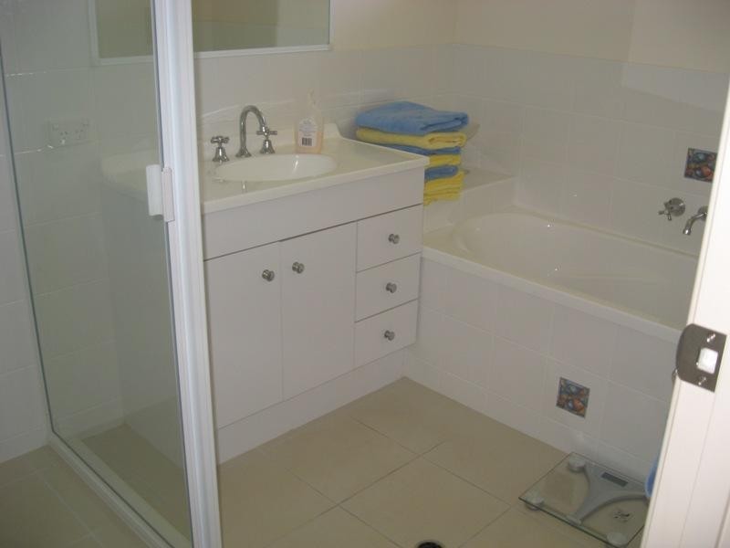 2/98 Bideford Street, Torquay QLD 4655
