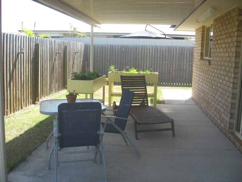 2/98 Bideford Street, Torquay QLD 4655