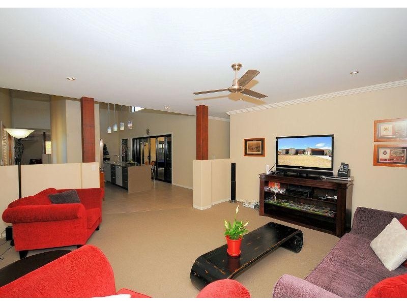 25 Pinehurst Drive, Wondunna QLD 4655
