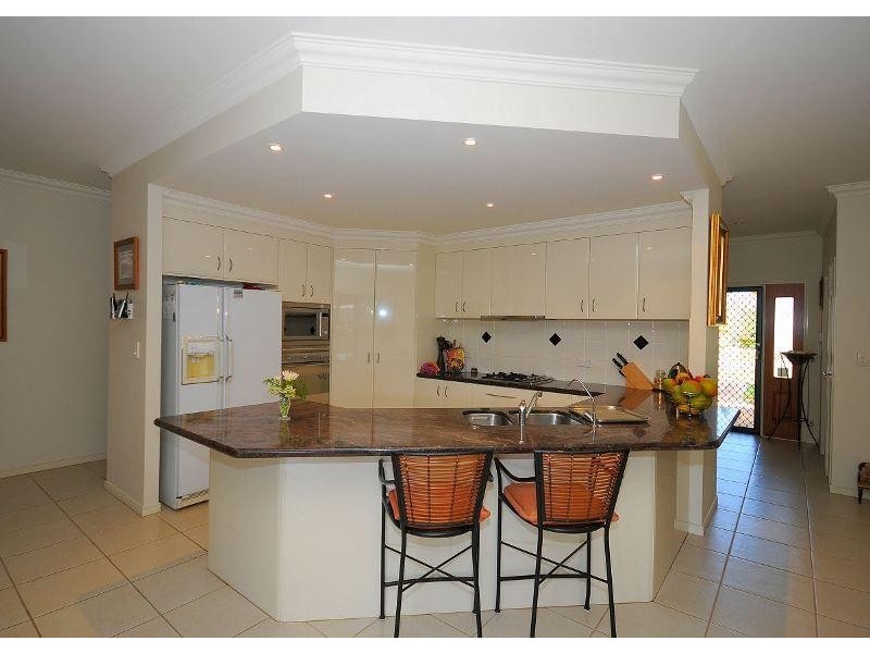 8 Montrose Court, Point Vernon QLD 4655