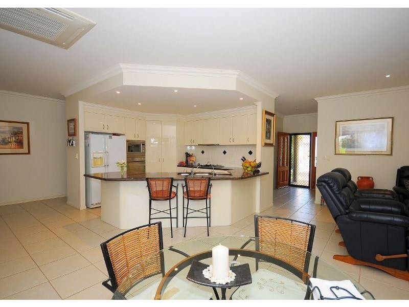 8 Montrose Court, Point Vernon QLD 4655