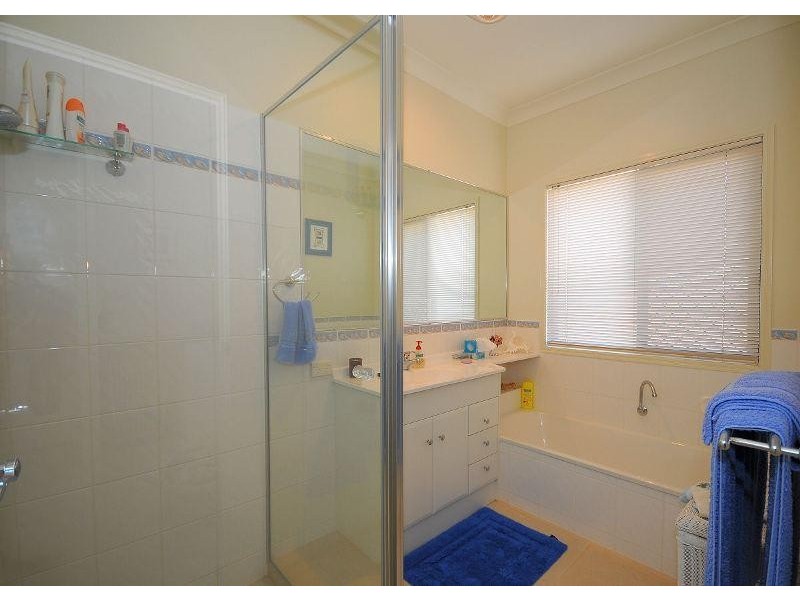 8 Montrose Court, Point Vernon QLD 4655