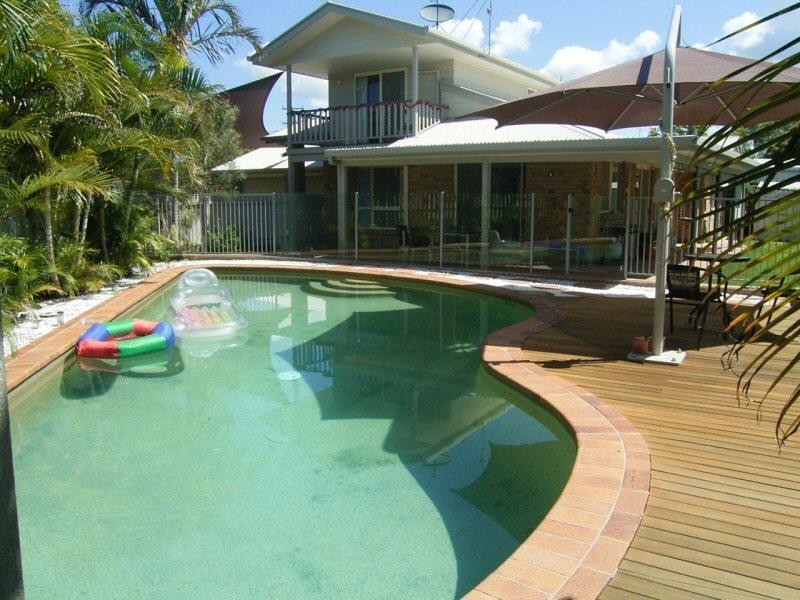 15 William Street, Urangan QLD 4655